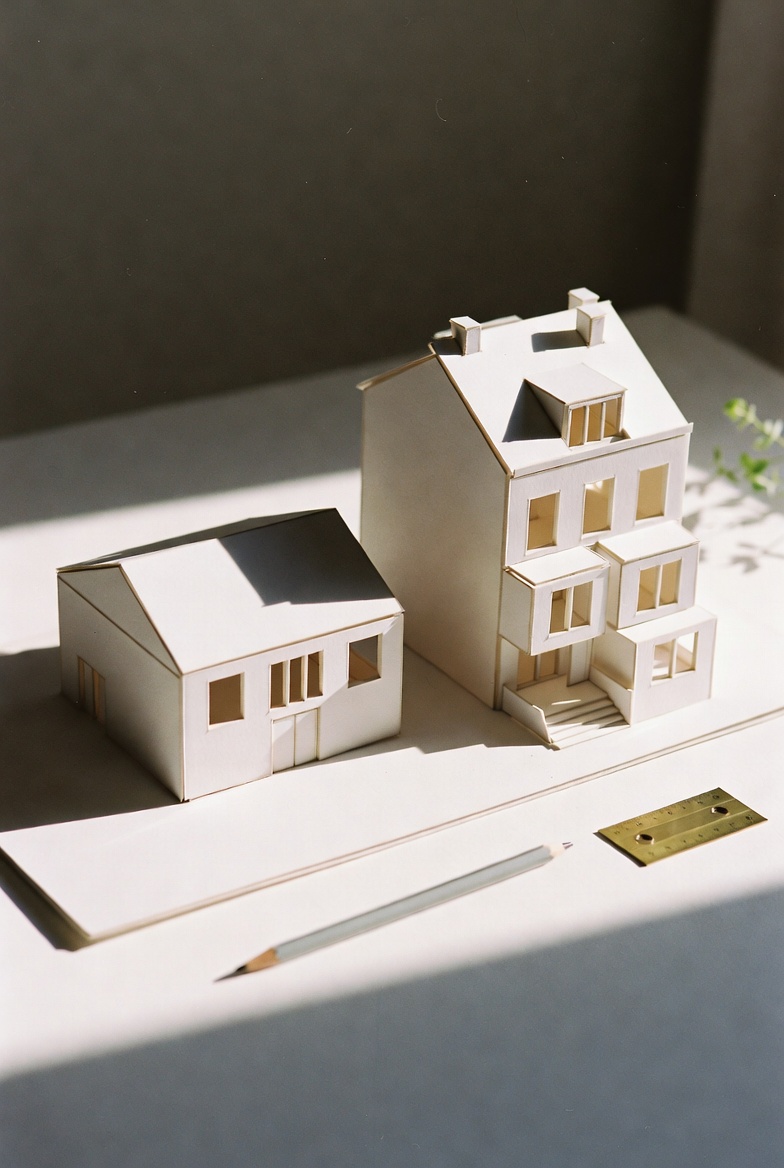 Architekten-Schreibtisch mit Gebäudemodellen — Planungs-Phase
